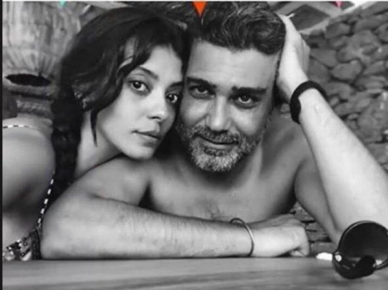 Selin Şekerci ve Caner Cindoruk el ele poz verdi 