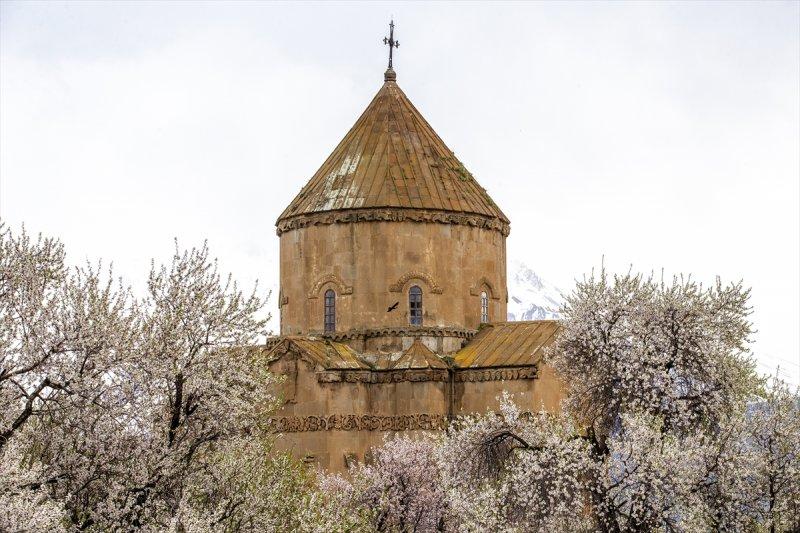 Akdamar Adası'nda ilkbahar