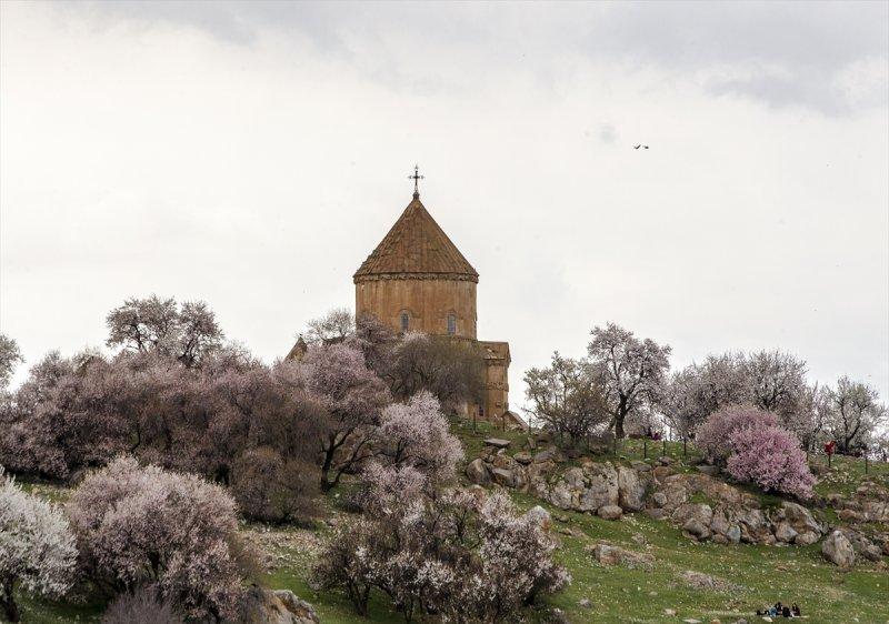 Akdamar Adası'nda ilkbahar