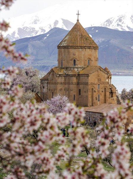 Akdamar Adası'nda ilkbahar