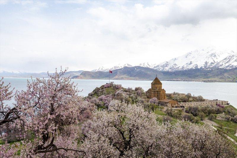 Akdamar Adası'nda ilkbahar