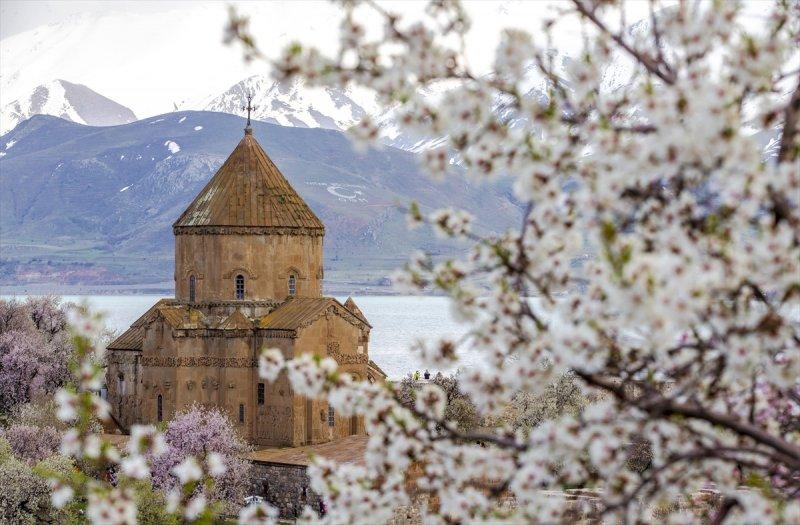 Akdamar Adası'nda ilkbahar