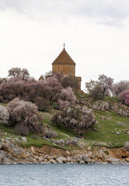 Akdamar Adası'nda ilkbahar