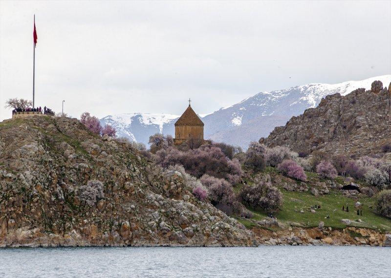 Akdamar Adası'nda ilkbahar
