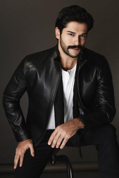 Ünlülerin mezun olduğu okullar