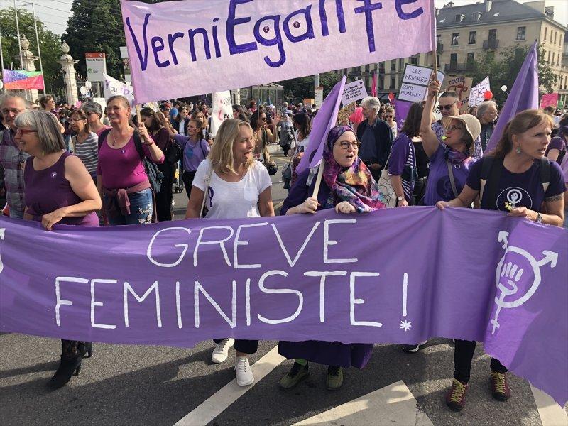 İsviçreli kadınlar 28 yıl sonra eşit maaş için sokaklarda