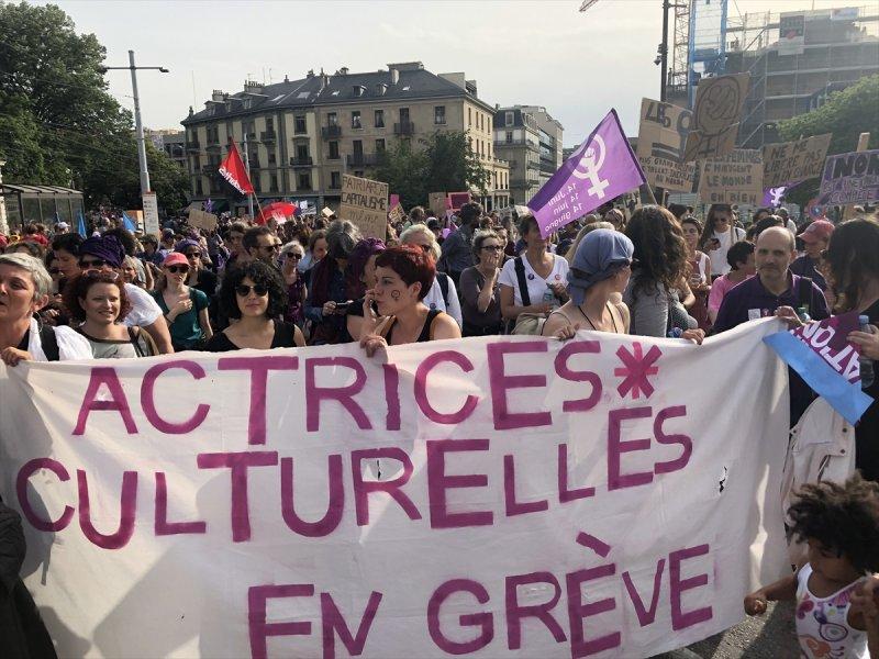 İsviçreli kadınlar 28 yıl sonra eşit maaş için sokaklarda