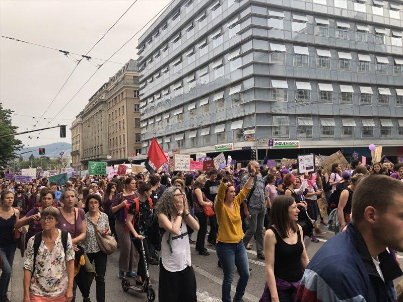 İsviçreli kadınlar 28 yıl sonra eşit maaş için sokaklarda