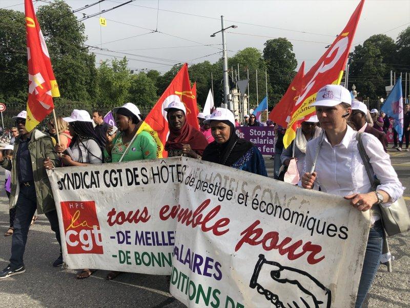 İsviçreli kadınlar 28 yıl sonra eşit maaş için sokaklarda