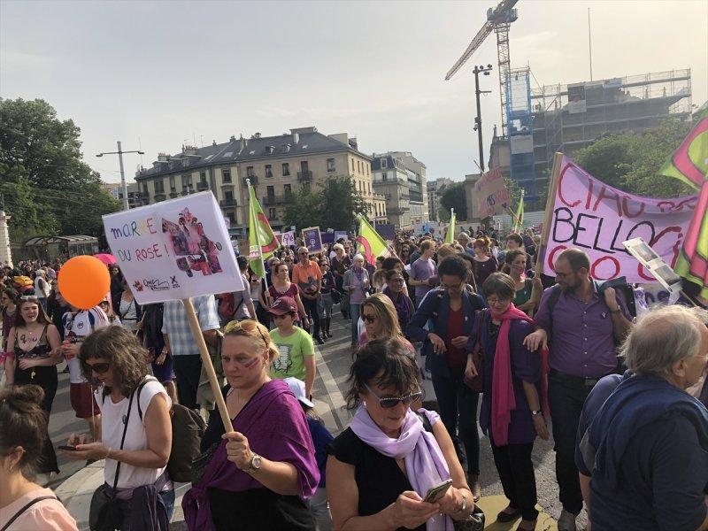 İsviçreli kadınlar 28 yıl sonra eşit maaş için sokaklarda