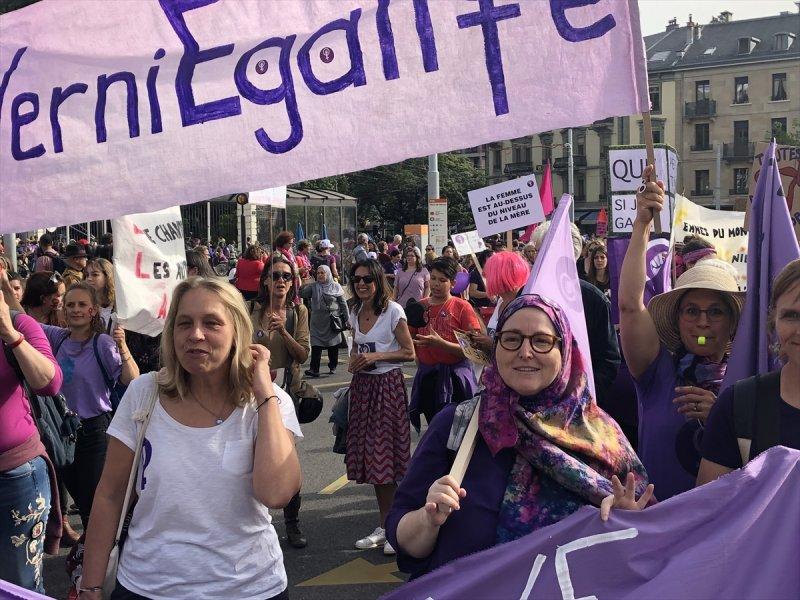 İsviçreli kadınlar 28 yıl sonra eşit maaş için sokaklarda