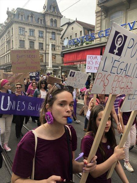 İsviçreli kadınlar 28 yıl sonra eşit maaş için sokaklarda