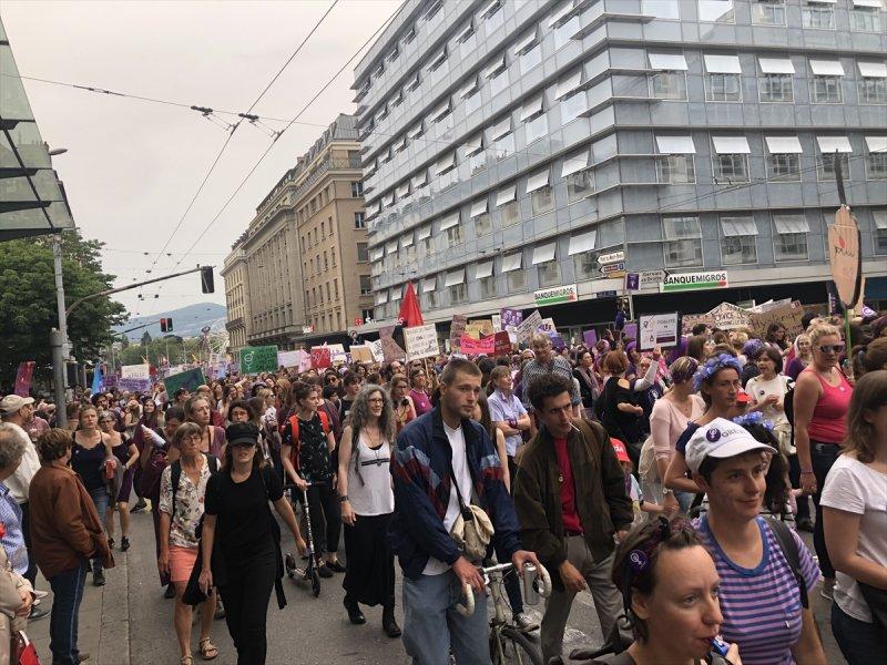 İsviçreli kadınlar 28 yıl sonra eşit maaş için sokaklarda