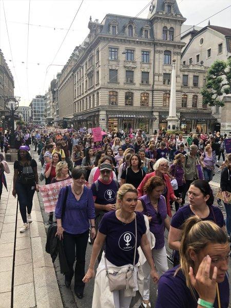 İsviçreli kadınlar 28 yıl sonra eşit maaş için sokaklarda