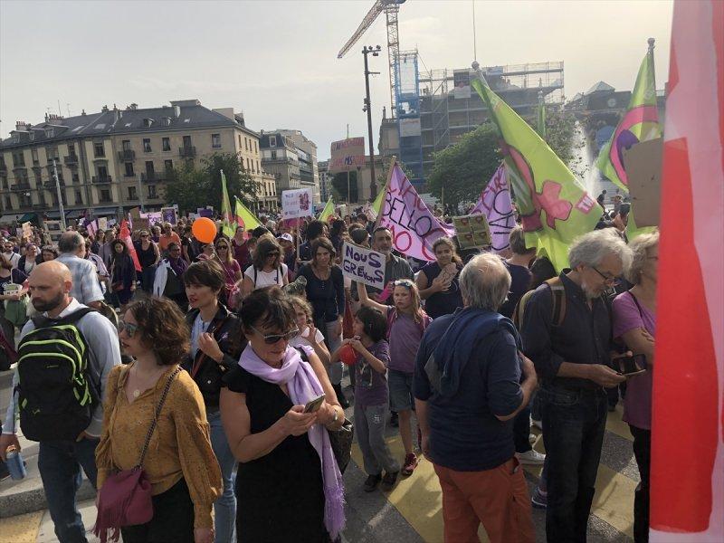 İsviçreli kadınlar 28 yıl sonra eşit maaş için sokaklarda