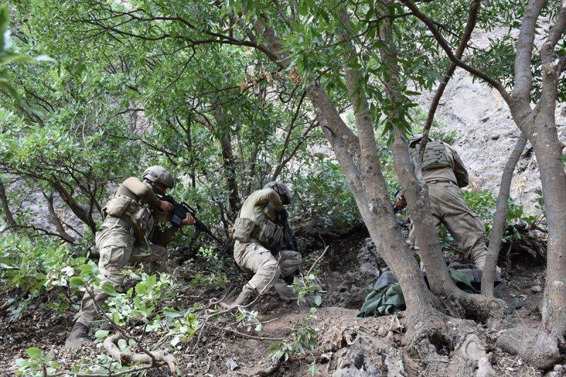 Mağarada teröristlere ait 5 ton yaşam malzemesi bulundu