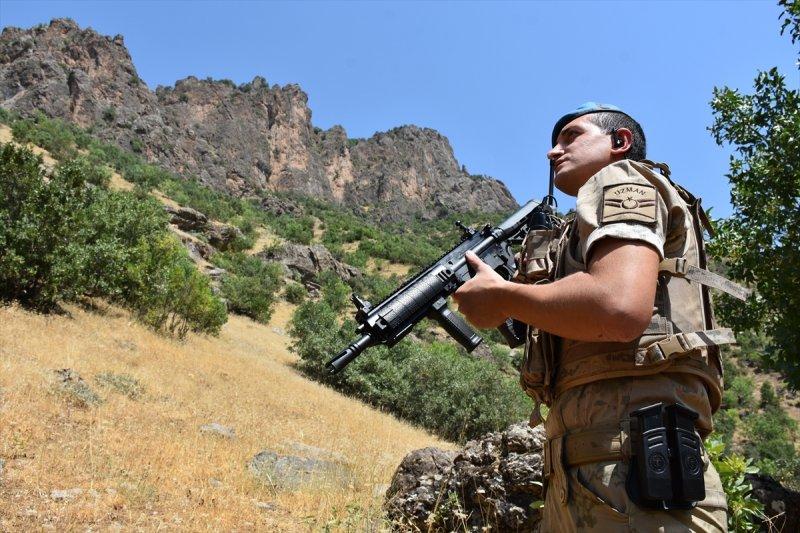 Mağarada teröristlere ait 5 ton yaşam malzemesi bulundu