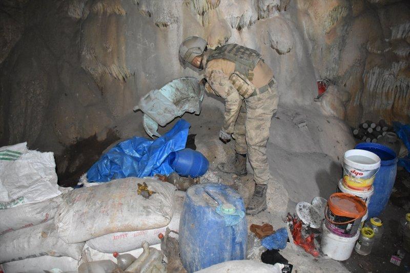 Mağarada teröristlere ait 5 ton yaşam malzemesi bulundu