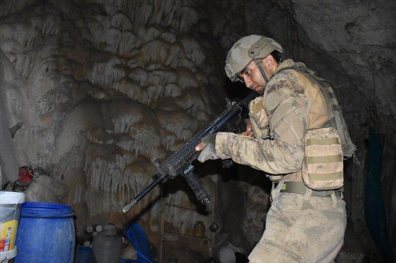 Mağarada teröristlere ait 5 ton yaşam malzemesi bulundu