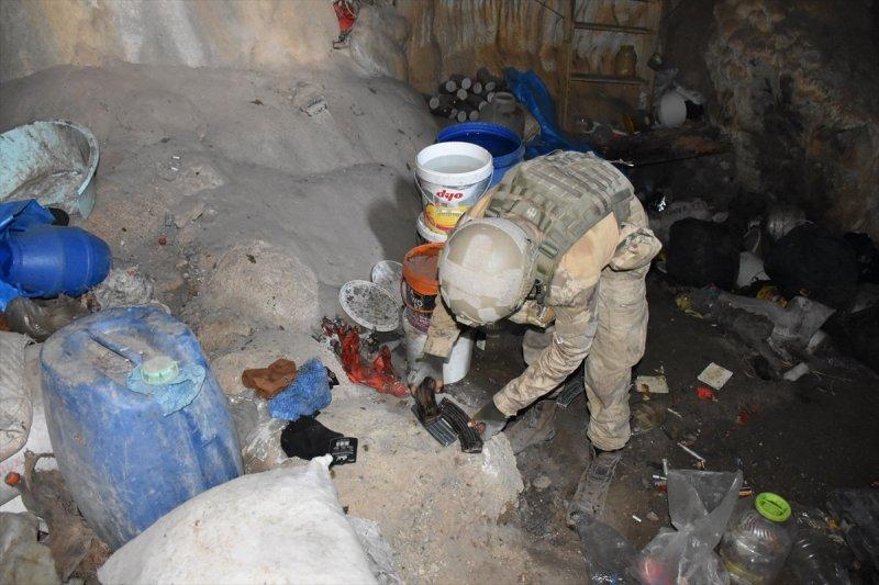 Mağarada teröristlere ait 5 ton yaşam malzemesi bulundu