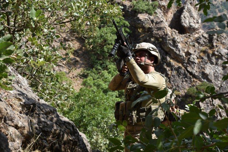 Mağarada teröristlere ait 5 ton yaşam malzemesi bulundu