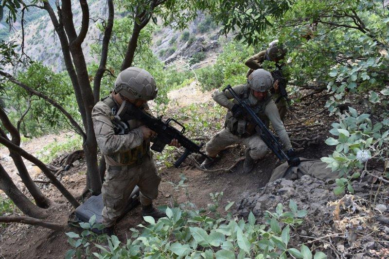 Mağarada teröristlere ait 5 ton yaşam malzemesi bulundu