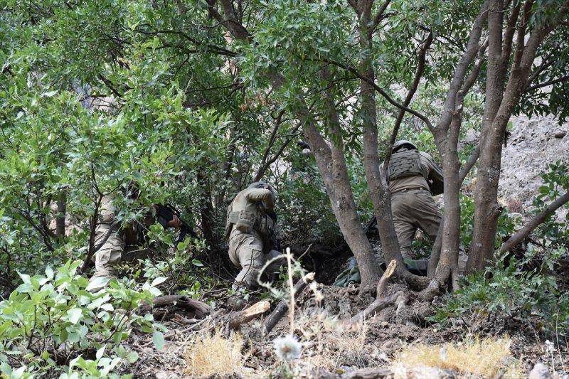 Mağarada teröristlere ait 5 ton yaşam malzemesi bulundu