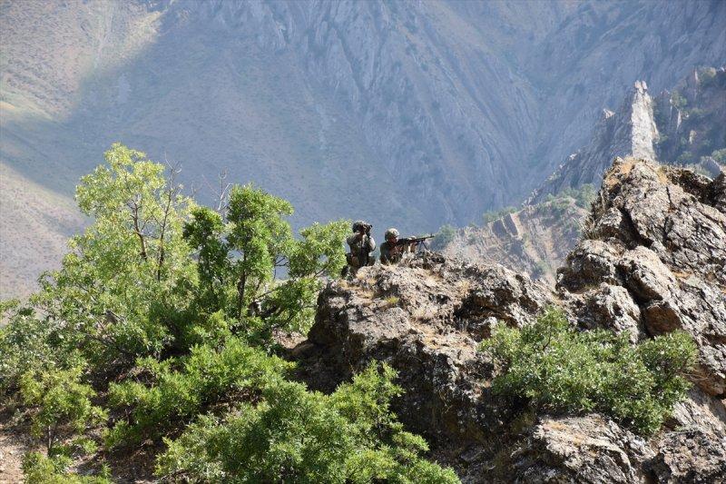 Mağarada teröristlere ait 5 ton yaşam malzemesi bulundu