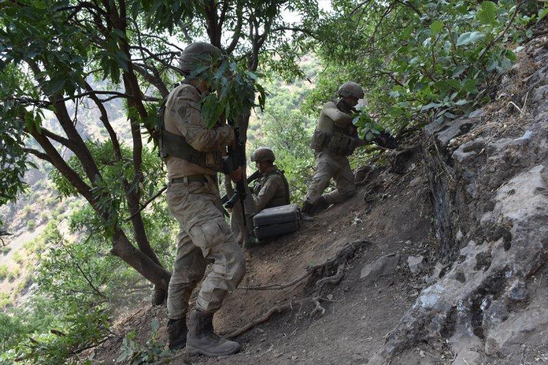 Mağarada teröristlere ait 5 ton yaşam malzemesi bulundu