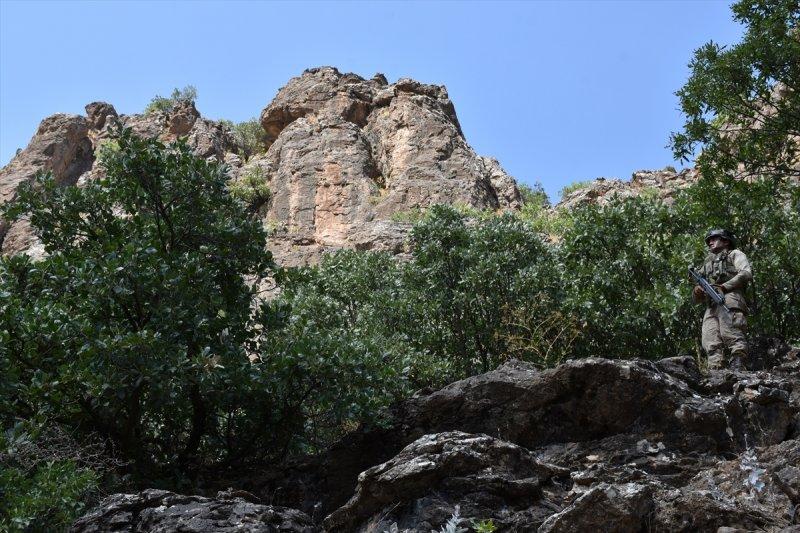 Mağarada teröristlere ait 5 ton yaşam malzemesi bulundu