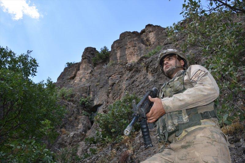 Mağarada teröristlere ait 5 ton yaşam malzemesi bulundu