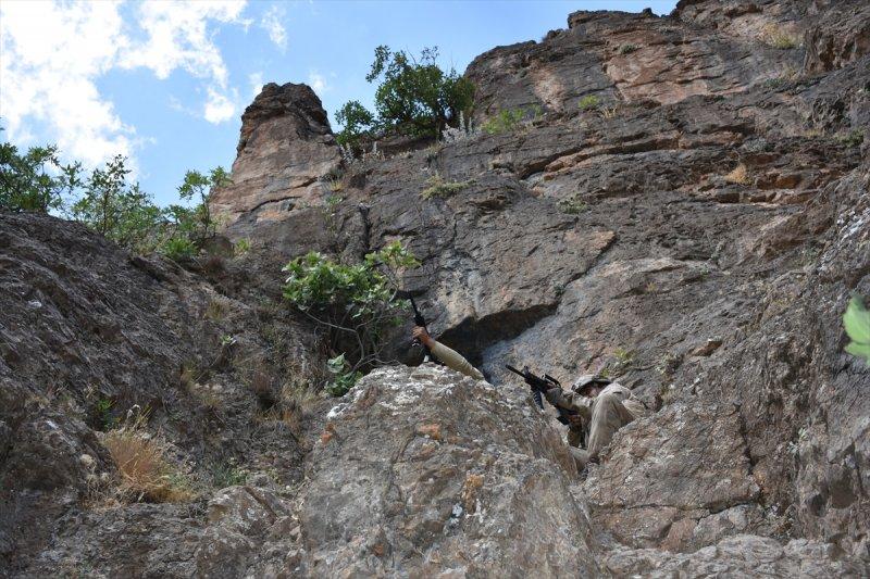 Mağarada teröristlere ait 5 ton yaşam malzemesi bulundu