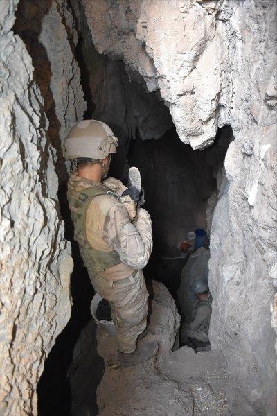 Mağarada teröristlere ait 5 ton yaşam malzemesi bulundu