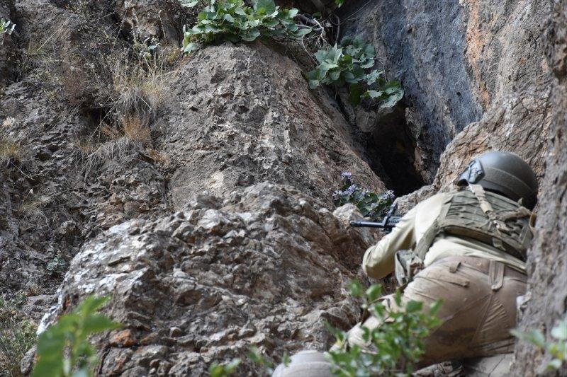 Mağarada teröristlere ait 5 ton yaşam malzemesi bulundu