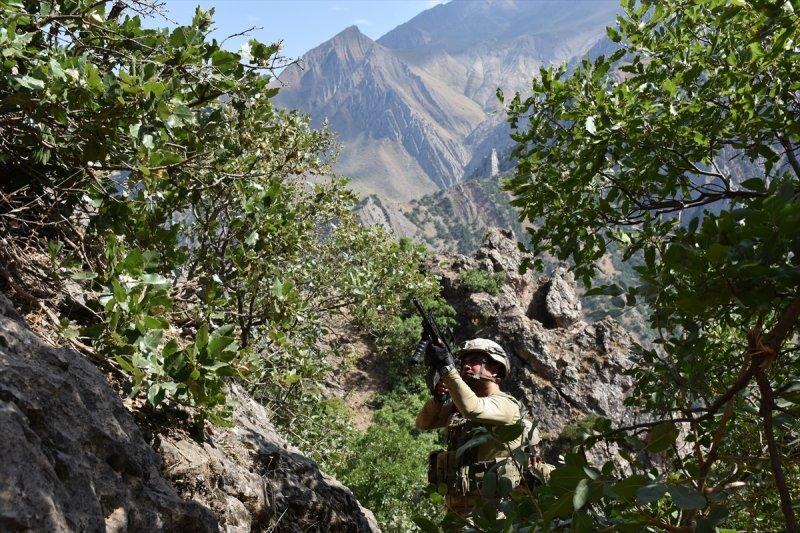 Mağarada teröristlere ait 5 ton yaşam malzemesi bulundu