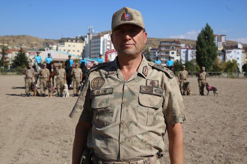 Jandarma ortaklarını sevgiyle büyütüyor