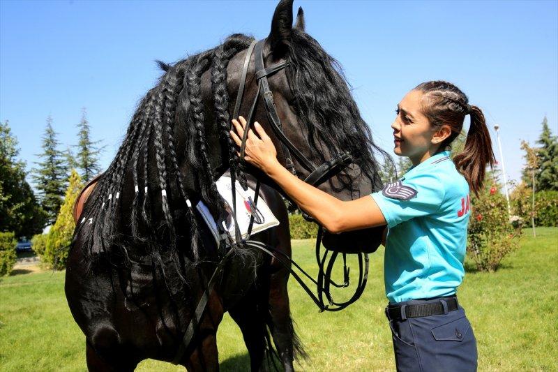 Jandarma ortaklarını sevgiyle büyütüyor