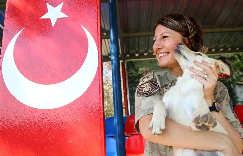 Jandarma ortaklarını sevgiyle büyütüyor