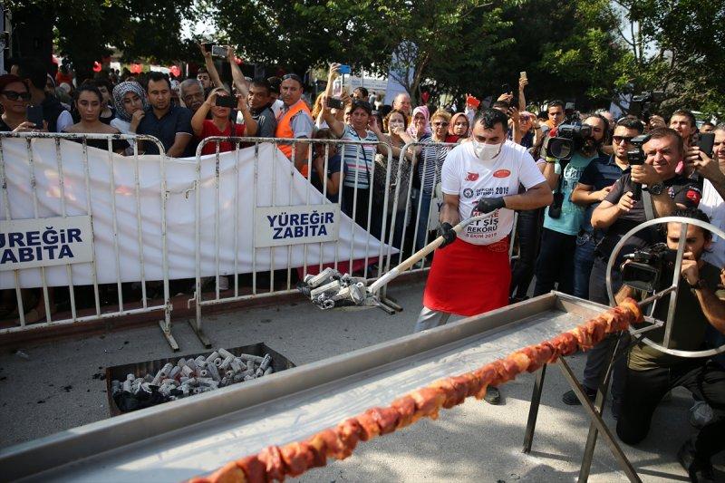 Adana'da tek şişte et pişirme rekoru