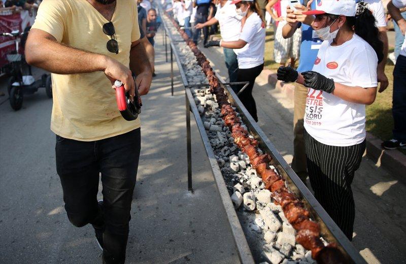 Adana'da tek şişte et pişirme rekoru