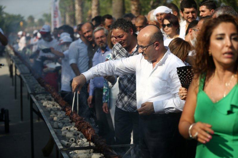 Adana'da tek şişte et pişirme rekoru