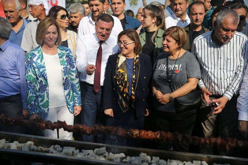 Adana'da tek şişte et pişirme rekoru