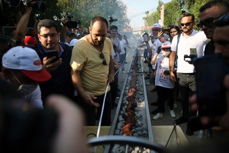 Adana'da tek şişte et pişirme rekoru