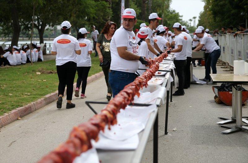 Adana'da tek şişte et pişirme rekoru