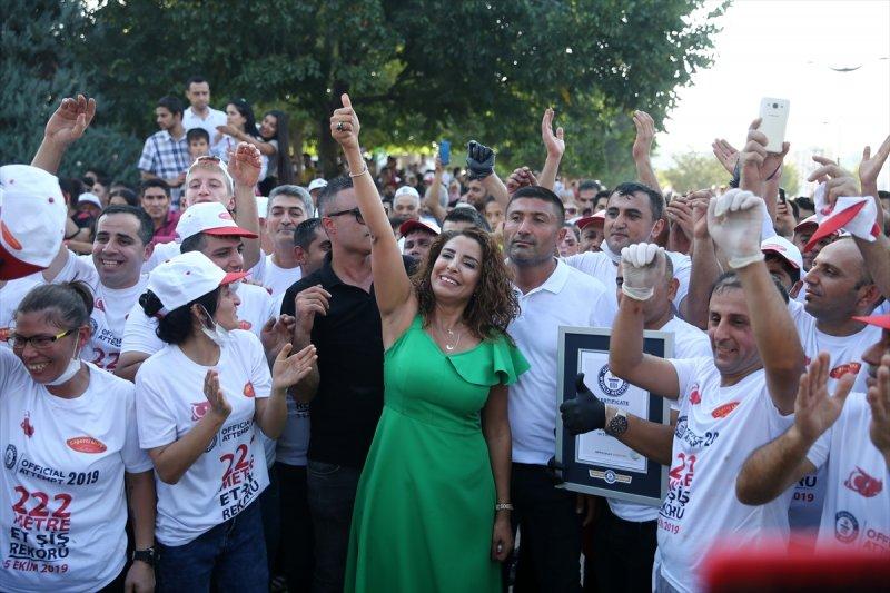 Adana'da tek şişte et pişirme rekoru