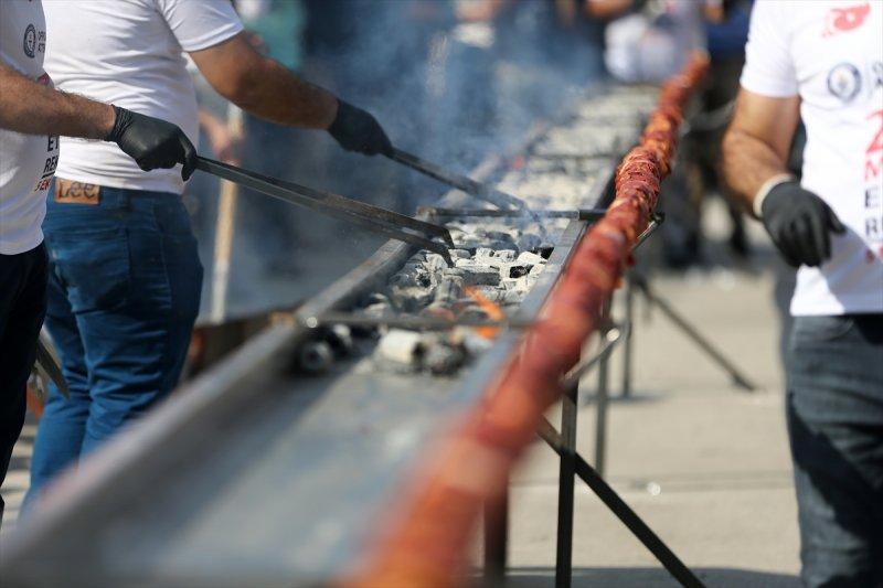 Adana'da tek şişte et pişirme rekoru