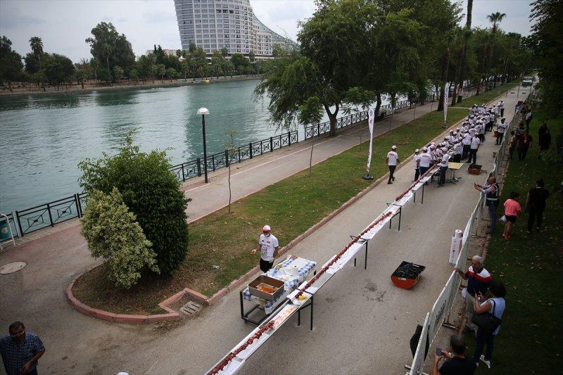 Adana'da tek şişte et pişirme rekoru