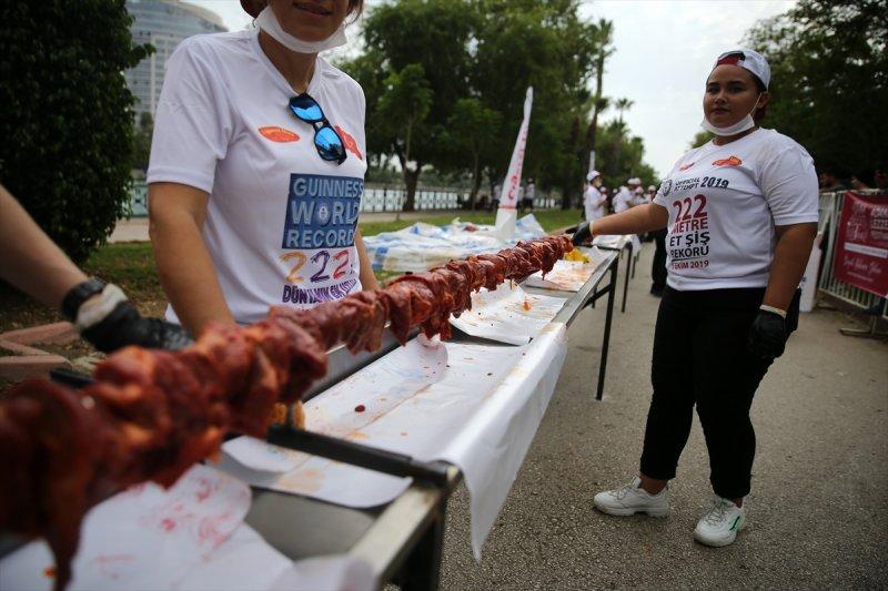 Adana'da tek şişte et pişirme rekoru