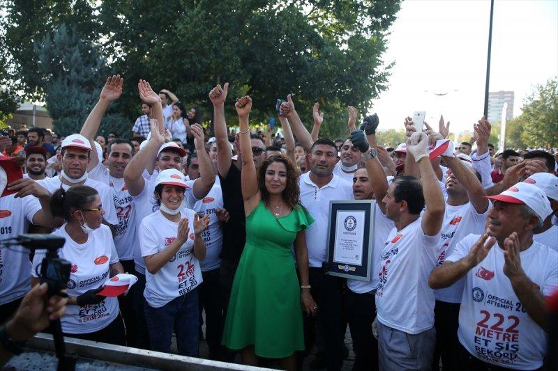 Adana'da tek şişte et pişirme rekoru