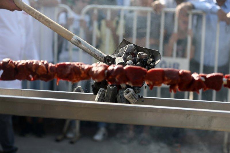 Adana'da tek şişte et pişirme rekoru